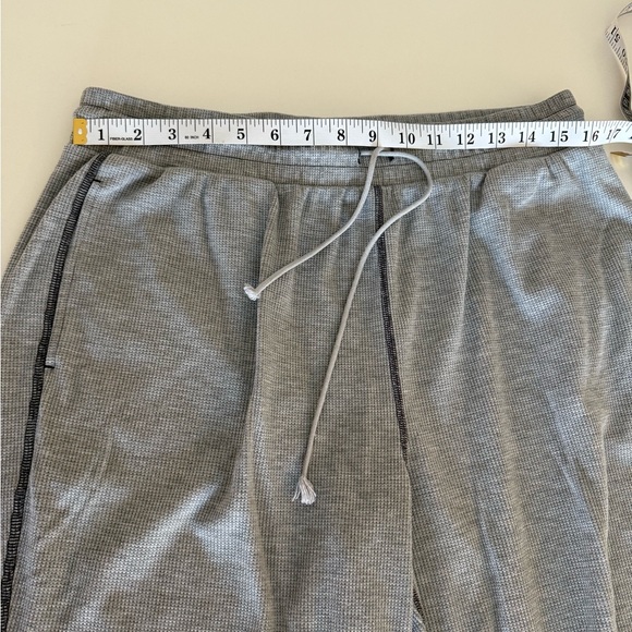 Fabletics Womens Go-To Waffle Knit Drawstring Gray Joggers Sweatpants Sz XL - Picture 7 of 9